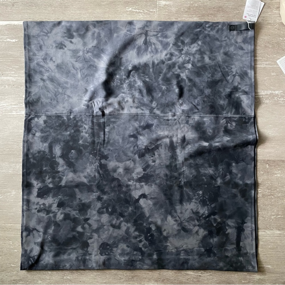 Lululemon Customizable Snap Scarf - Diamond Dye Pitch Grey Graphite Grey - Picture 3 of 5